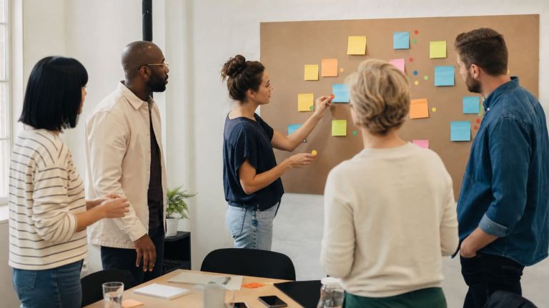 Groupe prenant une décision collective autour d’une table.